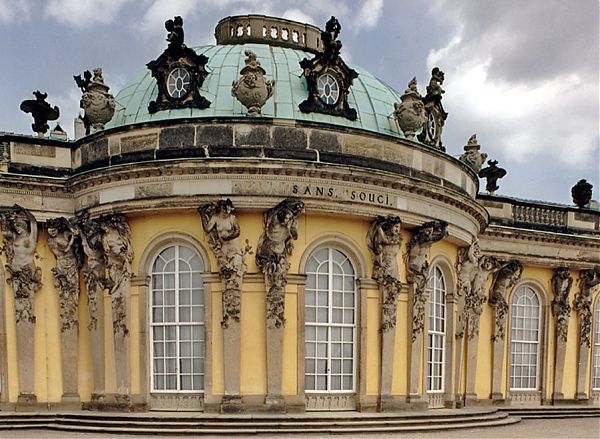 Сан-Суси – дворец короля Пруссии Фридриха Великого в Потсдаме, около Берлина.Создан по эскизам короля архитектором Г. Венцеслаусом фон Кнобельсфордом.