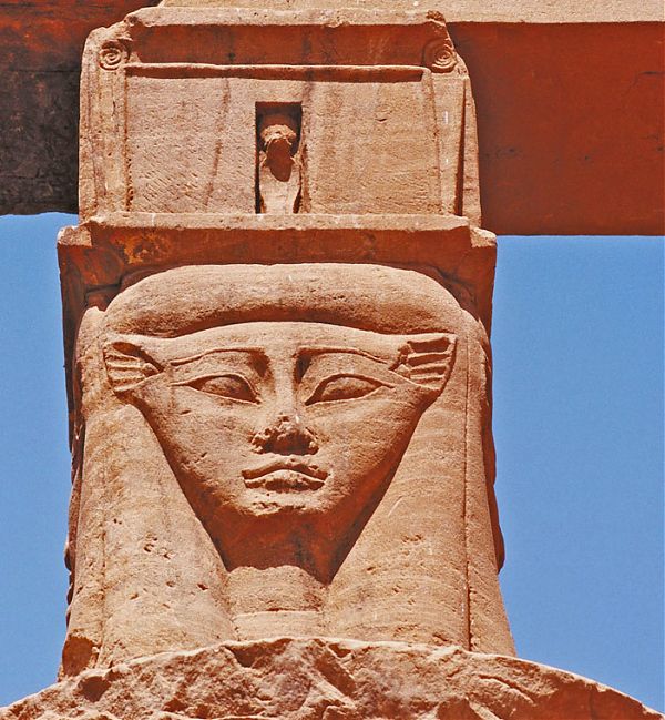 Украшение колонны - голова богини Гатор