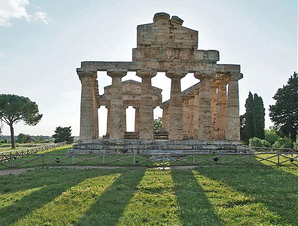 Дорические колонны храма Геры в Пестуме (5 в. до н.э.).