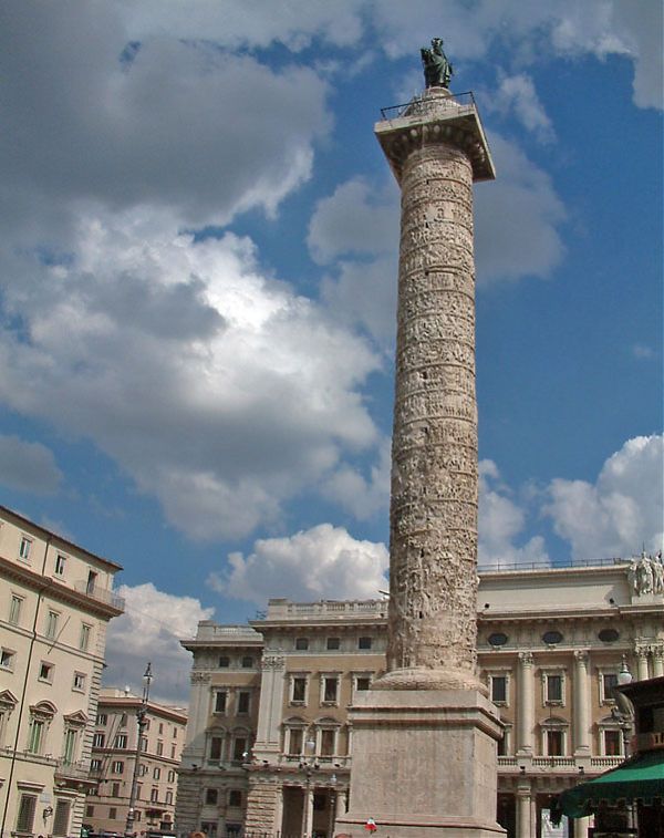 Колонна Траяна за счет высокого пьедестала кажется еще более величественной.