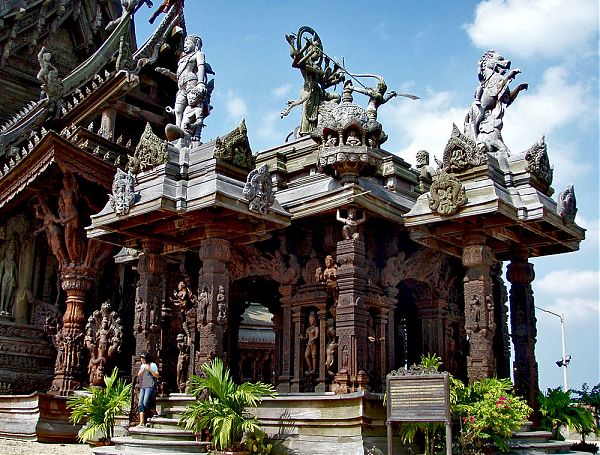 Храм Истины в Паттайе. Таиланд. Деревянный храм украшен многочисленными колоннами, декорированными сложной объемной скульптурной резьбой.