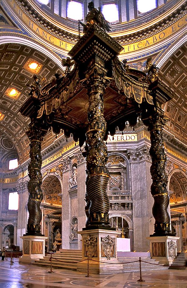 Витые колонны алтаря в стиле барокко в соборе св. Петра в Риме.