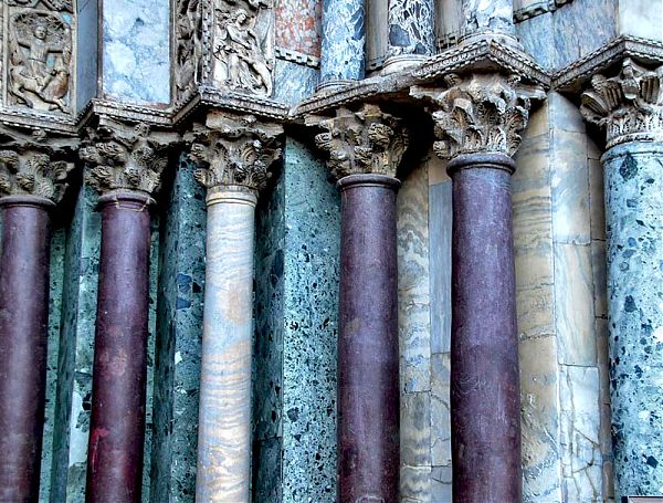 Колонны из цветного мрамора собора св. Марка в Венеции были привезены в эпоху четвертого крестового похода из дворцов Константинополя.