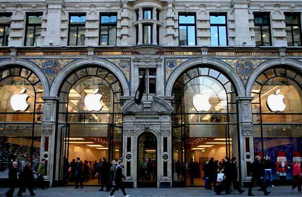 Узнаваемый символ на фасаде магазина Apple Store Regent Street в Лондоне.