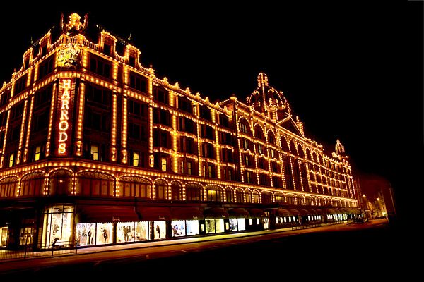 Привлекательные витрины дополняют роскошный экстерьер известного торгового центра Harrods в Лондоне.