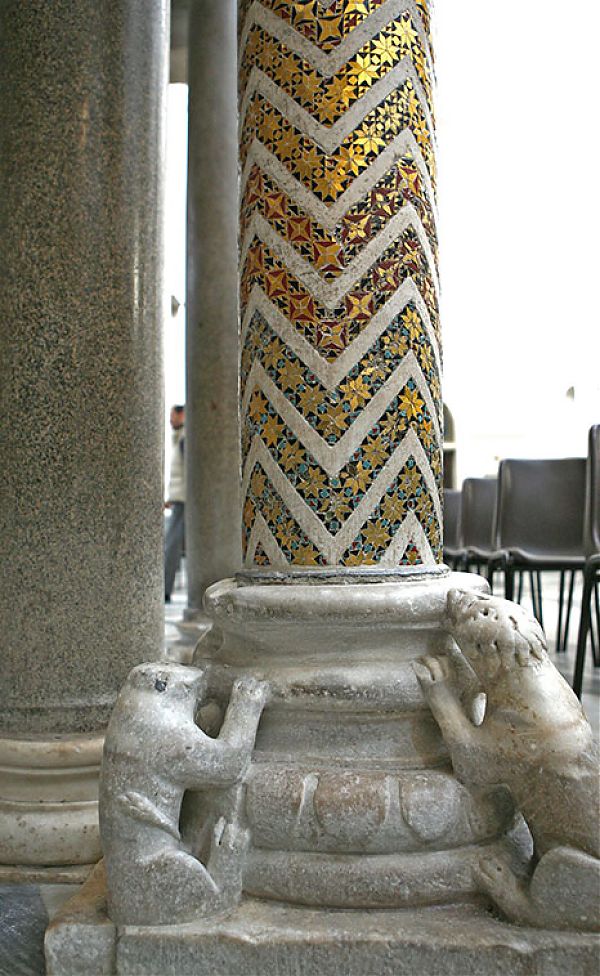 Мозаичные колонны собора св. Апостола и Евангелиста Матфея в Салерно.