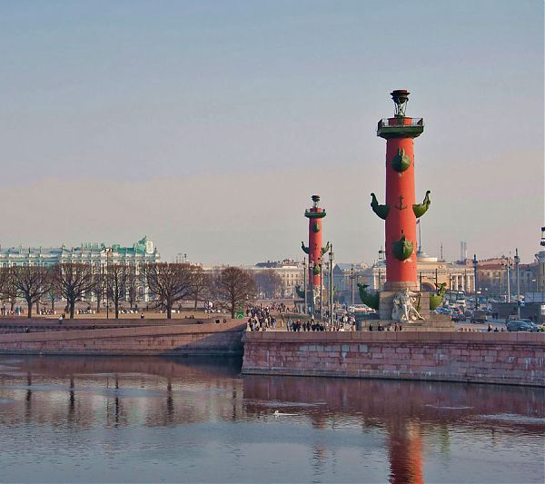 Ростральные колонны в Санкт Петербурге.