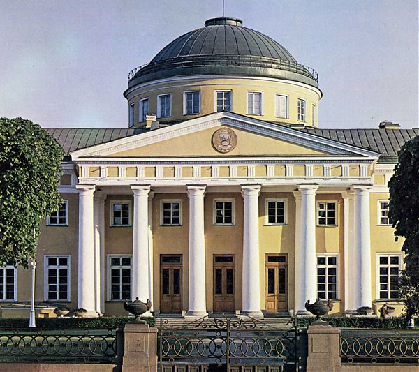 Колонны Питера - Таврический дворец. Архитектор И. Е. Старов, 1783 – 1789 гг.
