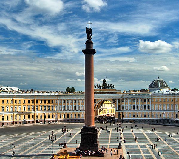 Триумфальная Александровская колонна Монферрана на Дворцовой площади Петербурга. 1834 г.