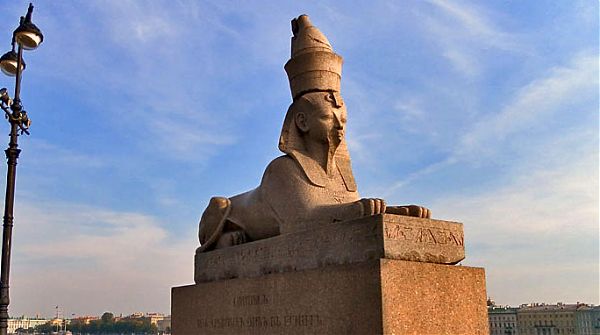 Сфинкс на берегу Невы с лицом, являющимся портретом Аменхотепа III, на Университетской набережной в Петербурге.