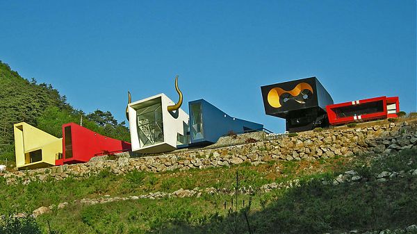Резиденция Rock It Suda расположена на холме в провинции Канвондо в Южной Корее - построена студией Moon Hoon в авангардном стиле с испанскими мотивами.
