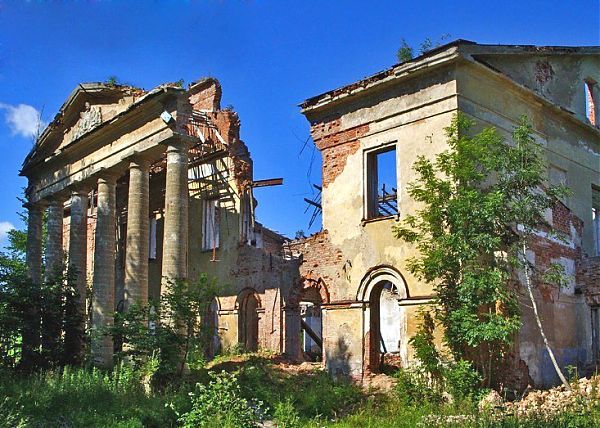 Руины усадьбы Альбрехтов. 21 век. (в 2009 г. обрушилась часть фасада).