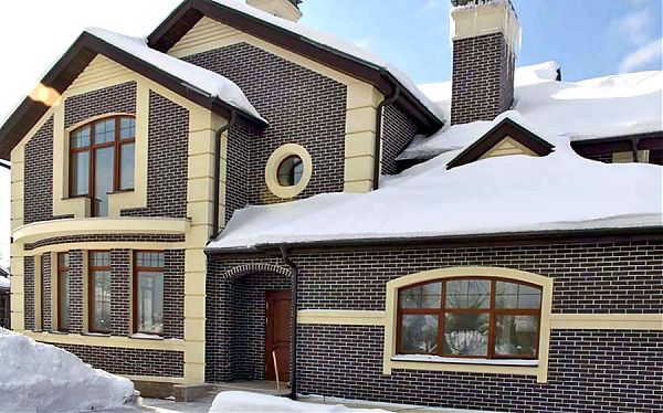 Клинкерный фасад традиционного кирпично-красного цвета.