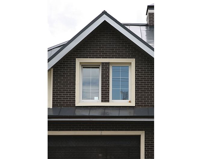 Обрамление двухстворчатого окна коттеджа, облицованого  клинкерными термопанелями  и украшенного декором из полиуретана