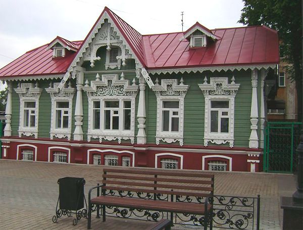 Пропиловочная и глухая резьба украшает фасад деревянного дома. Пермь.