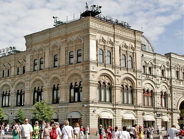 Архитектурный декор украшает здания Москвы.