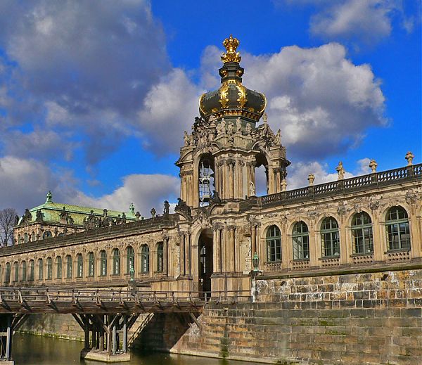 Цвингер. Дрезден. Сооружение проектировалось и строилось Маттеусом Даниелем Пеппельманом по заказу Фридриха Августа I. В 1733 г. строительство было заброшено, и только в 1855 г. строительство было завершено при участии архитектора Готфрида Земпера. 