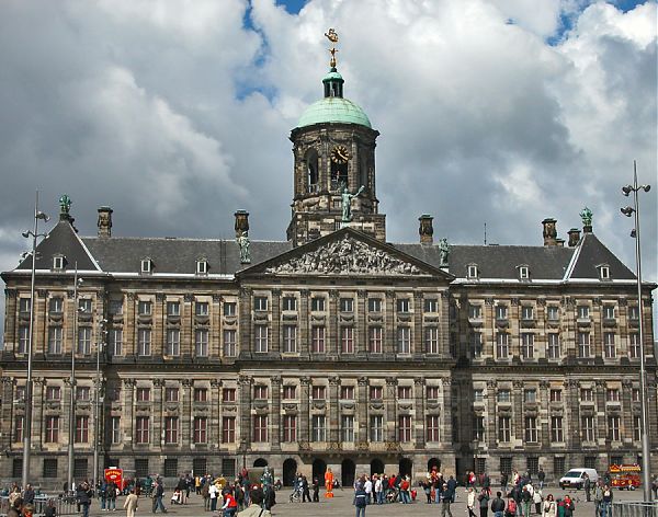 Новая ратуша в Амстердаме (1648—1655 гг.) арх. Якоб ван Кампен.