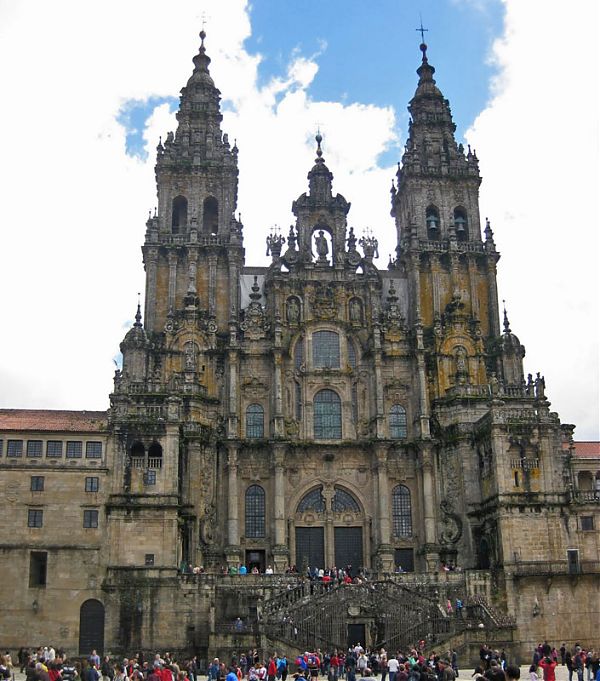 Фасад собора Обрадоро в Сантьяго-де-Компостела. Арх. Фернандо Касас де Нувоа (около 1751г.) Двухбашенная композиция. Верхние ярусы башен и центральной части фасада кажутся скульптурными, а не архитектурными произведениями.