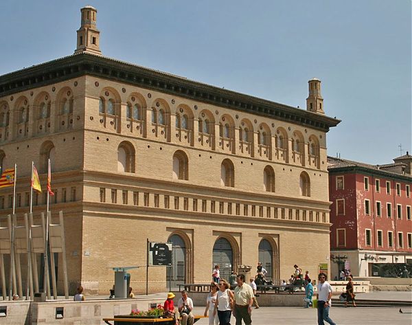 Предшествующий барокко Ренессанс был стилем строгим, напоминающем античность. Биржа (la Lonja) в Сарагосе. 1541-1551 гг. Арагона. Стиль Ренессанс.