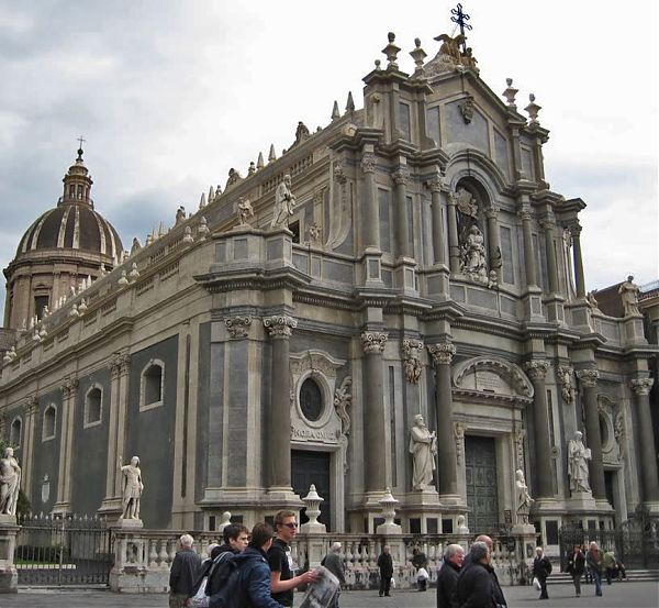 Кафедральный собор Святой Агаты (Catania Cathedral). Катания является великолепным образцом барочной архитектуры. Нынешний фасад Кафедрального собора приобрел барочные формы в 1711 г. Архитектор Д. Вакарини.