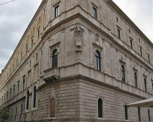 Палаццо Канчеллерия. 1499—1511 гг. Архитектора Браманте окончил фасадные работы, которые начал архитектор А. Бреньо.