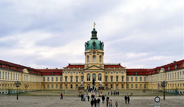 Дворец Шарлоттенбург(Schloss Charlottenburg) - летняя резиденция для прусских королей. Был построен в 1699 г. королем Пруссии Фридрихом I для своей супруги Софии Шарлоты. Здание подвергалось перестройке: в 1701-1707 гг. (архитектор Э. фон Гёте), в 1740-17