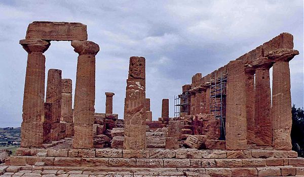 Развалины храма богини Геры на острове Самос по заказу Поликрата. Архитекторы Феодор и Ройк.