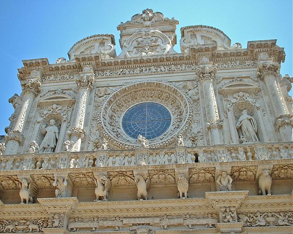 Декор церкви Санта-Кроче (La Chiesa di Santa Croce 1353-1549 гг.) Лечче - образец стиля барокко.