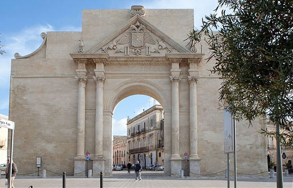 Ворота «Неаполь» (Триумфальная арка. 1548 г.) украшены военной атрибутикой. Лечче. Апулия. Италия.