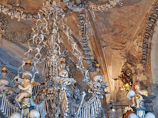 В 18 веке создан декор из костей в церкви Костница в Чехии. Автор Франтишек Ринт.