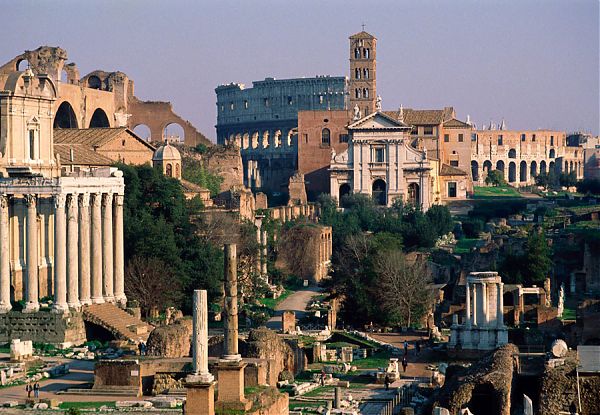 Руины Древнего Рима демонстрируют традиции античной классики.