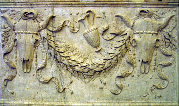 Пример римской фестоны (гирлянды) с лавровыми ветвями и черепами коров.