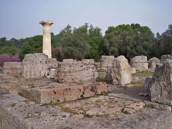 Развалины храма Зевса в Олимпии.