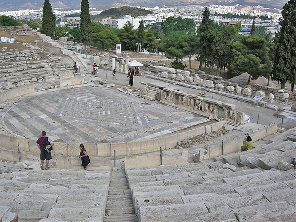 Театр Диониса на афинском Акрополе. Приблизительно в 326-325 г. до н.э. театр реконструировали: деревянную сцену и сидения заменили на мраморные. Количество мест в театре - 17 тыс. зрителей. Каменные сидения располагались в 67 рядов.