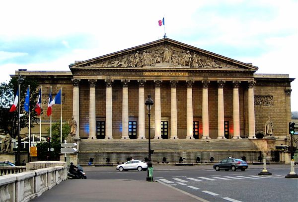 Центральный фасад Бурбонского дворца отличается сочетанием массивного портика со скульптурным фронтоном и расположенной за ним строгой кирпичной стеной, почти лишенной декора.