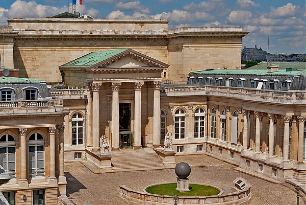 Внутренний фасад Бурбонского дворца хранит неизменный первоначальный облик резиденции: массивные колоннады, изящные каменные фризы и балюстрады у основания мансардных крыш, традиционного элемента архитектуры классицизма. хранит неизменный первоначальный о