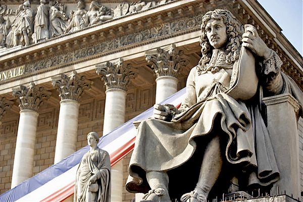 К центральному фасаду Бурбонского дворца ведет широкая парадная лестница, по бокам которой расположены скульптуры выдающихся деятелей Франции, олицетворяющих новые демократические институты страны. 