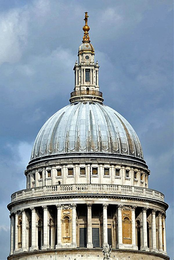 Купол Собора Святого Павла имеет сферическую форму и установлен на широком барабане, представляющем собой крытую колонную галерею с террасой.
