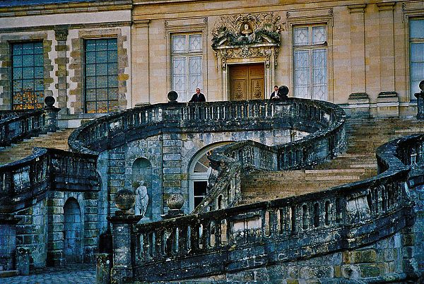 Парадная лестница-подкова расположена в центральном Дворе Белой лошади (Cour du Cheval Blanc) и ведет ко второму этажу Дворца Фонтенбло, вход в который украшен внушительным барельефом с небольшим бюстом Наполеона в центре.