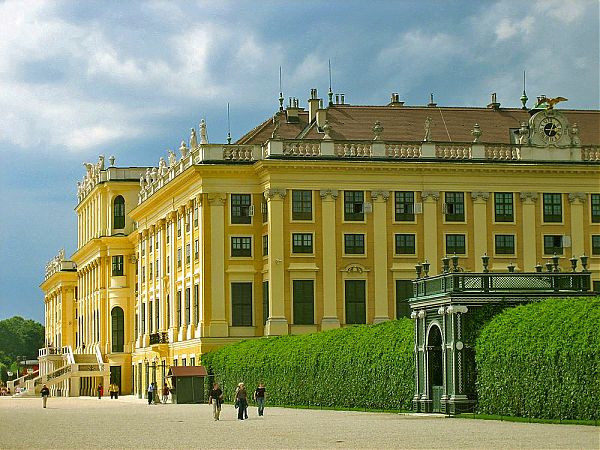 Фасады бокового павильона Дворца Шенбрунн украшены дорическими пилястрами, более характерными для архитектуры рококо, и увенчан неизменными балюстрадами с внушительными мраморными часами, дополненными позолоченной статуей орла.