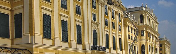 Как и многие строения архитектуры барокко, фасад Дворца Шенбрунн украшают изящные кованые балконы, узоры которых повторяют орнамент капителей пилястр и колонн.