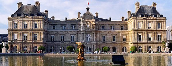 Главный фасад Люксембургского дворца является прекрасным примером французского барокко, где отчетливо видно итальянское влияние – двустворчатые окна, аркады первого яруса и декоративные скульптурные фронтоны.