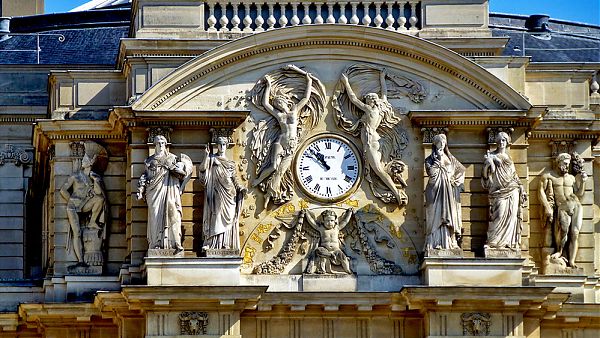 Барельеф центрального фронтона украшен скульптурами богов античного Пантеона: Марса, Афины, Геры, Диониса и пр.