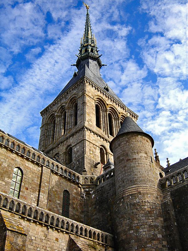 Монастырь с храмом Св. Михаила выполнен уже в манере более поздней готической архитектуры – фасад главной башни состоит из ступенчатых изящных аркад и увенчан высоким ажурным остроконечным шпилем.