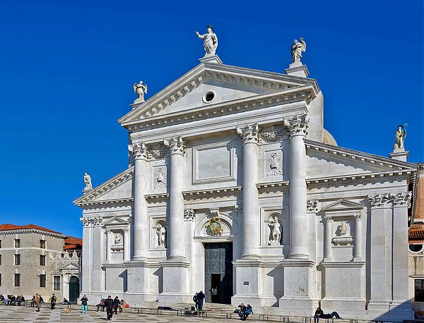Классический для зодчества эпохи Ренессанса сдвоенный фасад Сан-Джорждо Маджоре состоит из высокого античного колонного портика, вписанного в основной фасад с массивным треугольным фронтоном.