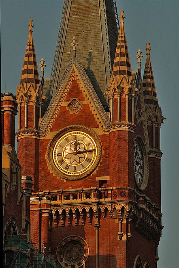 Часовая башня вокзала Сент-Панкрас украшена каменными медальонами в форме розы, декоративными гранеными башенками и сложными скульптурными карнизами.