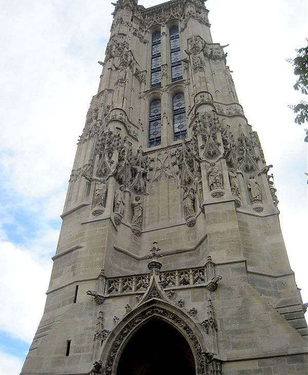 Главный вход в колокольню Сен-Жак представляет собой широкую арку со скульптурным килевидным остроконечным наличником, которую венчает ажурная балюстрада.
