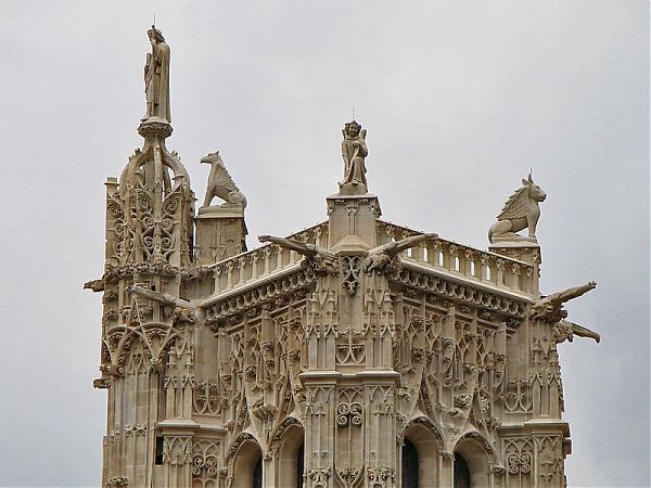 Верхний ярус колокольни Сен-Жак украшен наибольшим количеством скульптурного декора: массивные контрфорсы увенчаны статуями львов и горгулий, ажурными каменными узорами, изображающими цветы и мифических животных.