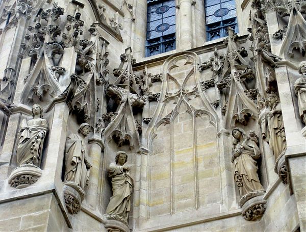 Декоративные ниши, в которых установлены статуи святых королей и апостолов, украшены скульптурами драконов и горгулий, а также удлиненными остроконечными наличниками, декорированными каменными узорами листьев и ветвей.
